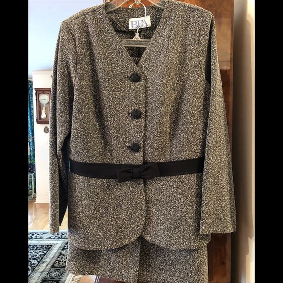 Suit jacket and skirt - Picture 1 of 4